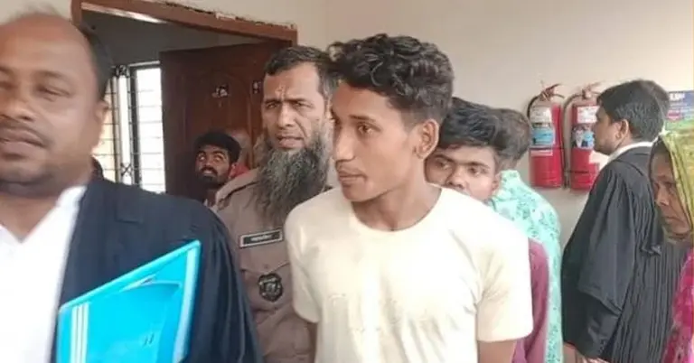 আসামিদের মধ্যে একজন